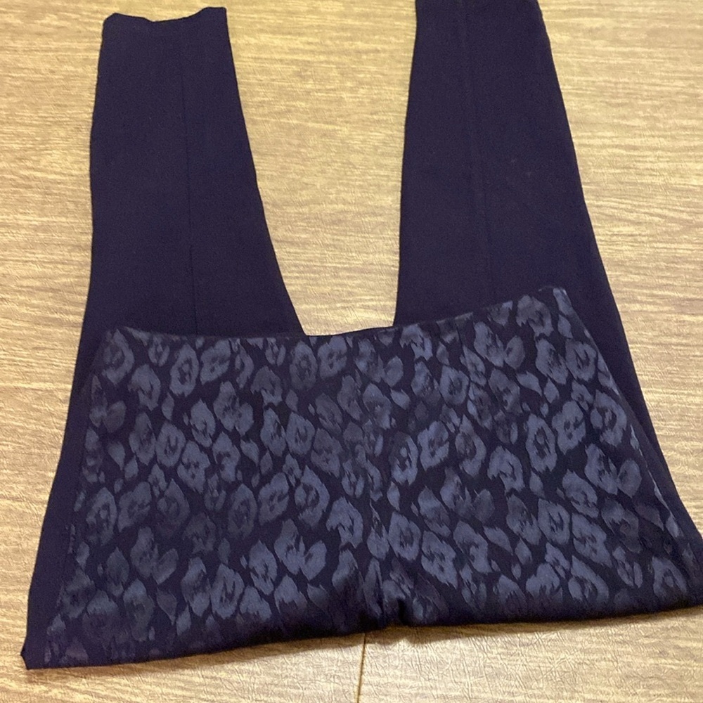 White House Black Market WHBM THE SKINNY 8 Black Back w pattern front leggings